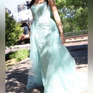 PROM DRESS 10/10 condition worn once the top thing is removable